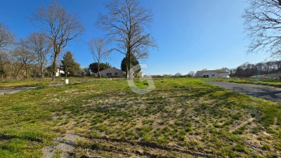 TERRAIN À BÂTIR VIABILISE DE 364M² A VENDRE POIROUX