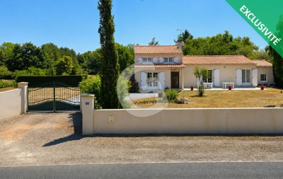 À VENDRE- MAISON FAMILIALE 5 CHAMBRES- 141M² À POIROUX AVEC ÉTANG SUR 12 000M² DE TERRAIN ENVIRON