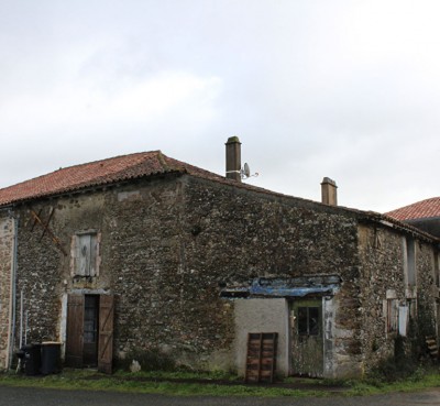 Maison ancienne de 140 m² à rénover . - Au nord de Foussais payré
