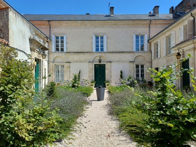 Hôtel particulier, Fontenay-le-comte centre historique. 9 chambres, gîte, piscine, jardin