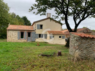 MAISON 6 PIECES - 145.76 M² et GRANGE de 360M²  sur 16000M² - POIROUX