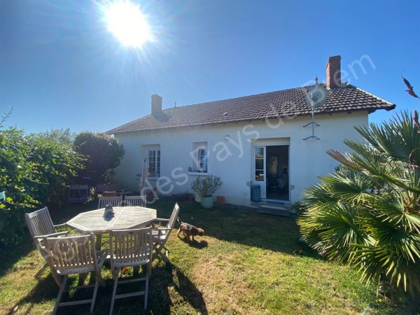 Maison à vendre Landevieille 6003 Coup de cœur pour cette charmante maison qui a  bénéficié d'une rénovation de qualité en 2021. Située dans une rue calme et agréable à proximité des commerces et à - de 10 min de la plage...