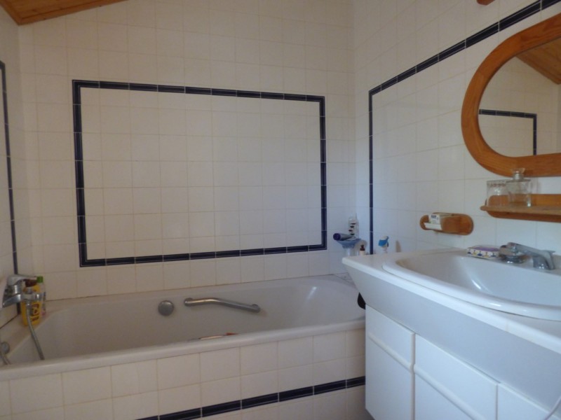 <br />
<b>Notice</b>:  Undefined offset: -1 in <b>/home/vendeer/www.vendeeimmobilier.com/wp-content/themes/vendeeimmo/single-annonce.php</b> on line <b>63</b><br />
